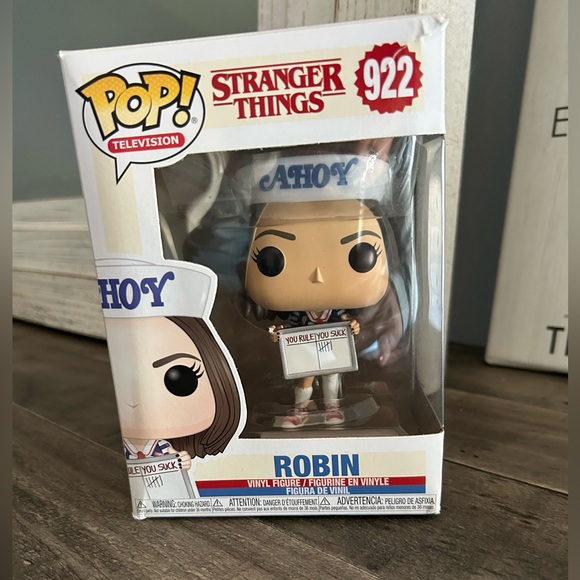 Stranger Things Robin Ahoy figurine - Picture 2 of 3